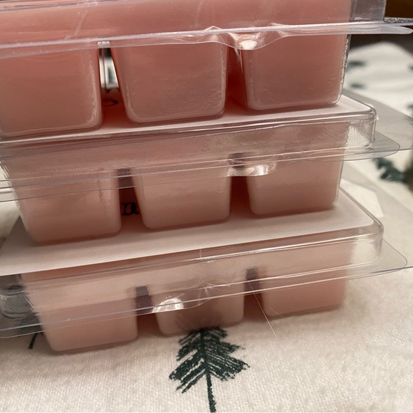 3/$13 champagne toast wax melts - Picture 2 of 3